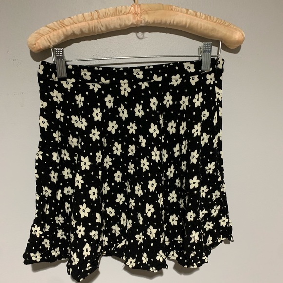black skirt with white flowers - Picture 2 of 3